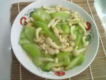 Make stir-fried loofah and white mushroom step 7