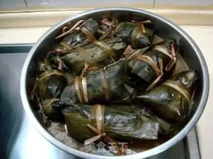Make zongzi step 24