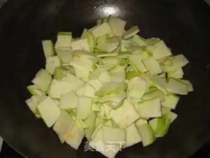 Make stir-fried shrimp skin with zucchini step 1