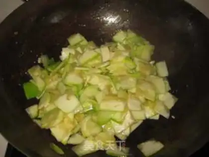 Make stir-fried shrimp skin with zucchini step 2