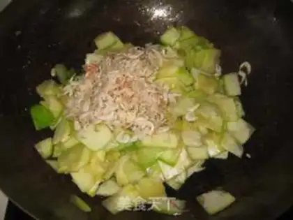 Make stir-fried shrimp skin with zucchini step 3