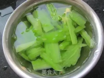 Make Balsam pear mixed with fungus step 8