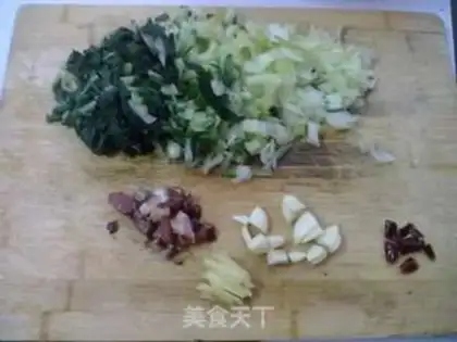Make stir-fried fresh pickles step 1