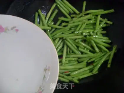 Make stir-fried cowpea step 2