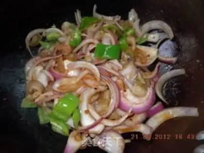 Make Twice-cooked pork with green pepper and onion step 1