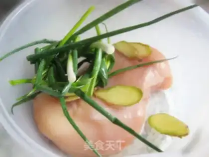 Make Hand-shredded salt-roasted chicken breast sweet sauce noodles step 0
