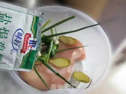 Make Hand-shredded salt-roasted chicken breast sweet sauce noodles step 1