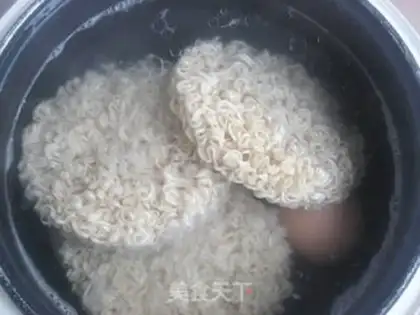 Make Hand-shredded salt-roasted chicken breast sweet sauce noodles step 6