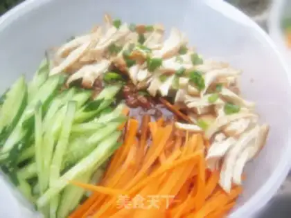 Make Hand-shredded salt-roasted chicken breast sweet sauce noodles step 7