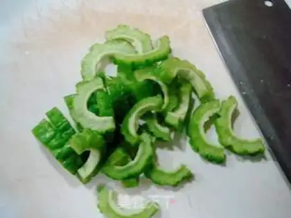 Make Blood Chrysanthemum and Balsam Pear Drink step 0
