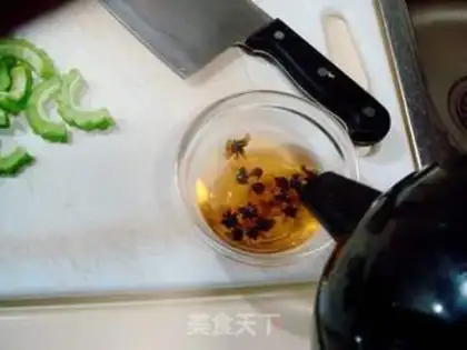Make Blood Chrysanthemum and Balsam Pear Drink step 1