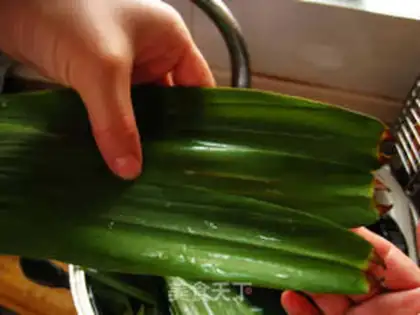 Make Triangle rice dumplings step 2