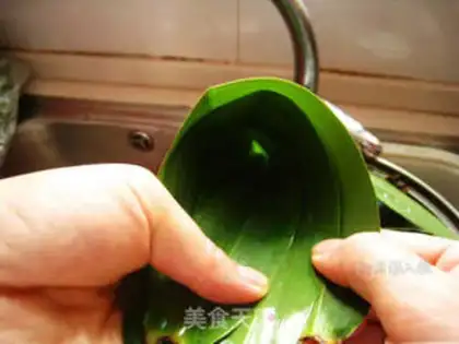 Make Triangle rice dumplings step 3