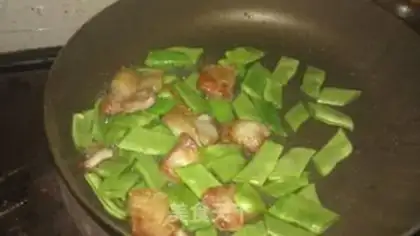 Make stir-fry in a stone pot step 3