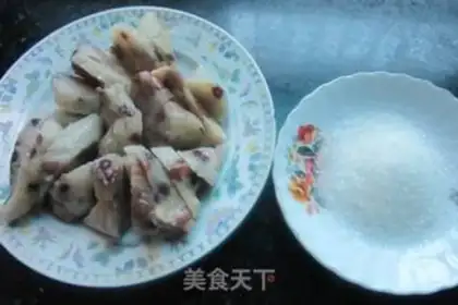 Make stir-fried lotus seeds and glutinous rice dumplings with sugar step 1