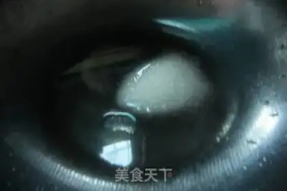 Make stir-fried lotus seeds and glutinous rice dumplings with sugar step 2