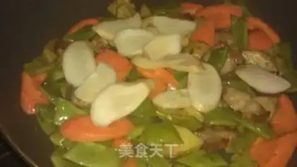 Make stir-fry in a stone pot step 6