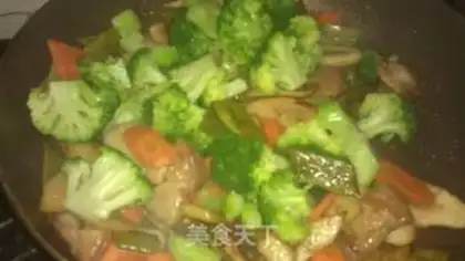 Make stir-fry in a stone pot step 7