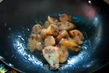 Make stir-fried lotus seeds and glutinous rice dumplings with sugar step 4