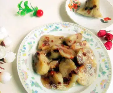 Make stir-fried lotus seeds and glutinous rice dumplings with sugar step 5