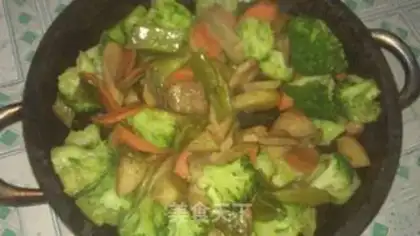 Make stir-fry in a stone pot step 10