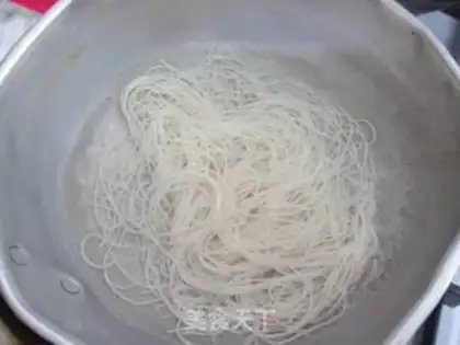 Make Noodle fried eggs step 2