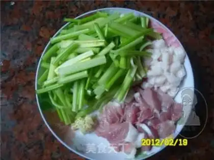 Make Celery fried meat step 0