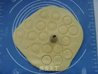 Make Button cookies step 6
