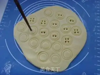 Make Button cookies step 7