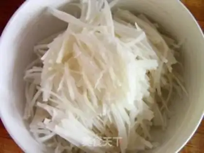 Make ♪ ♪ The white radish ♪ step 1