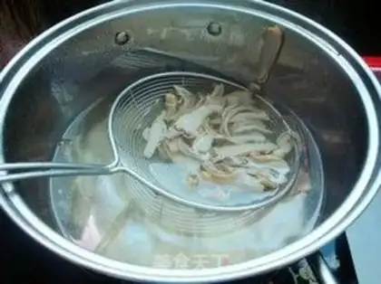 Make The onions mixed the belly step 1
