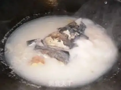 Make Fried fish head tofu soup step 1