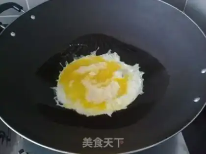 Make Tomato fried eggs step 1