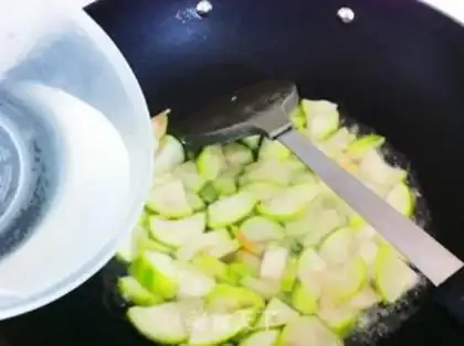 Make Golden mushrooms and silk melons step 4