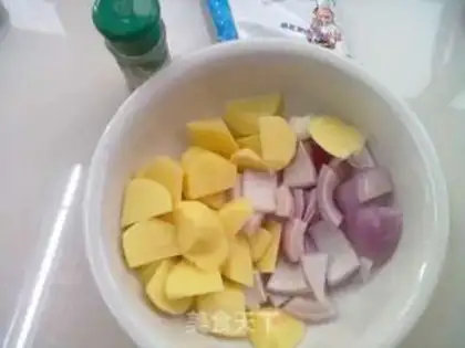 Make Black pepper onion potatoes step 0