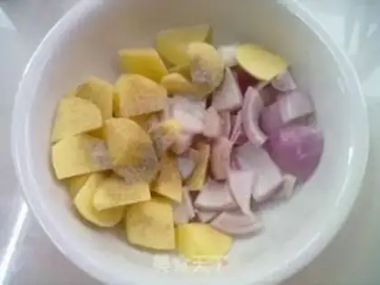Make Black pepper onion potatoes step 1