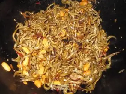 Make Spicy peanuts and silverfish step 1