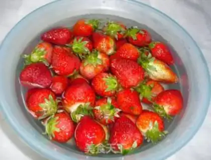 Make Strawberry Snowman step 0