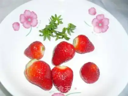 Make Strawberry Snowman step 1