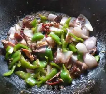Make Pepper onion squid tail step 8