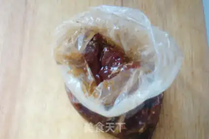 Make Spicy beef with flour step 0