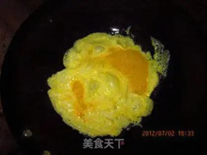 Make Tomato fried eggs step 4
