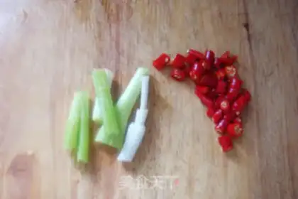 Make Spicy beef with flour step 1