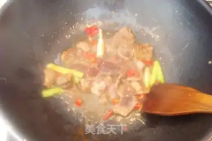 Make Spicy beef with flour step 3