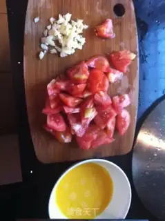 Make Tomato fried eggs step 0