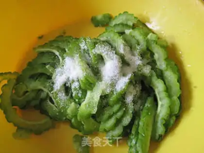 Make The eggs are fried step 1