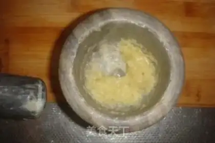 Make Gold and garlic and eggs step 2