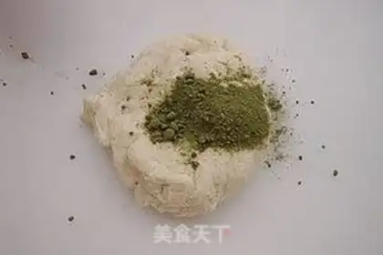 Make Green tea two-coloured rolls step 4