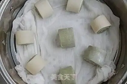 Make Green tea two-coloured rolls step 11