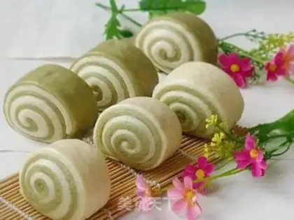 Make Green tea two-coloured rolls step 13